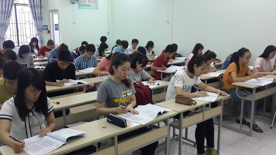 Hội trường thi thử Toeic chật kín chỗ